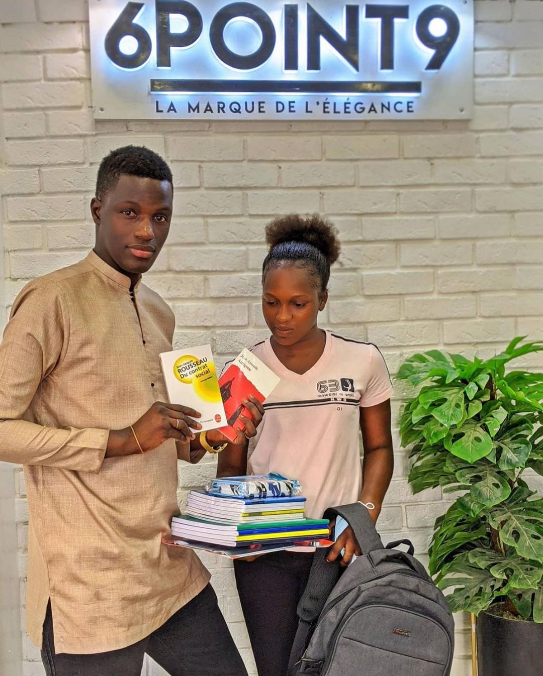 Remise des fournitures scolaires.