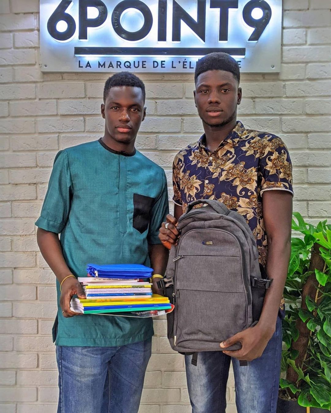 Remise des fournitures scolaires.