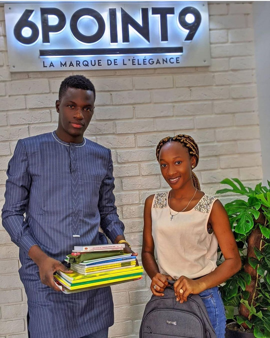 Remise des fournitures scolaires.