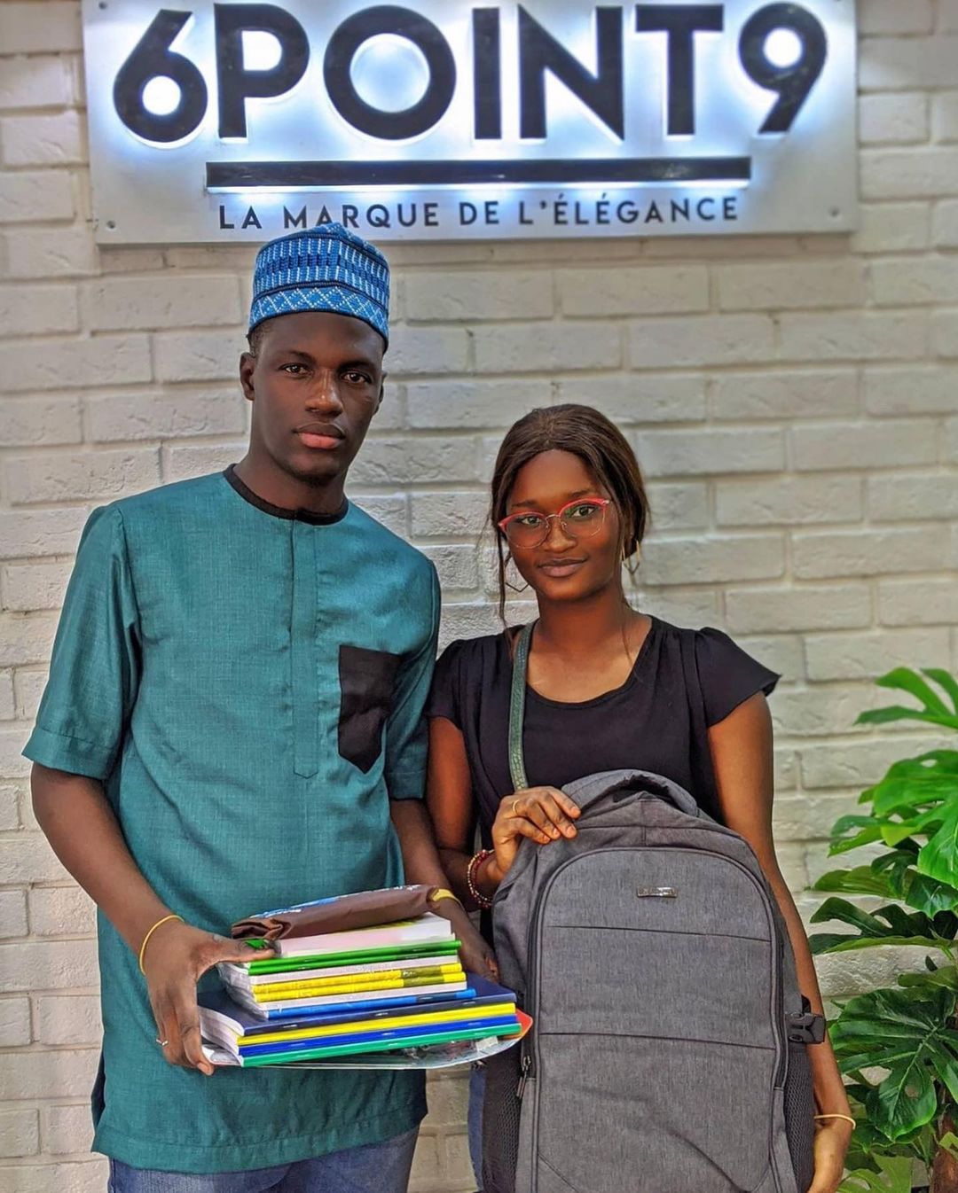 Remise des fournitures scolaires.