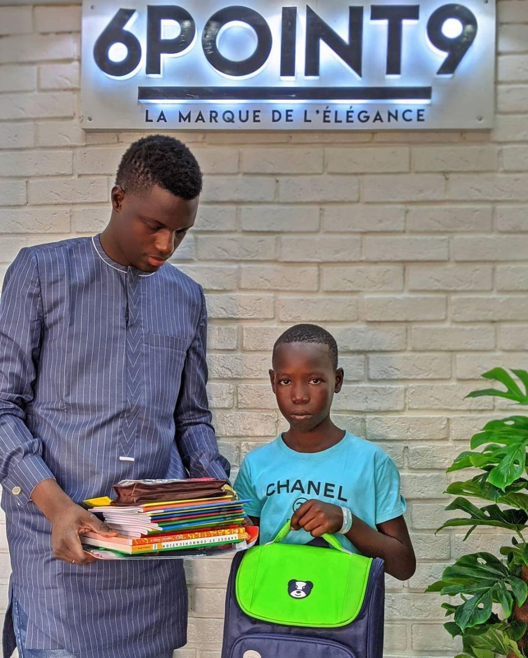 Remise des fournitures scolaires.