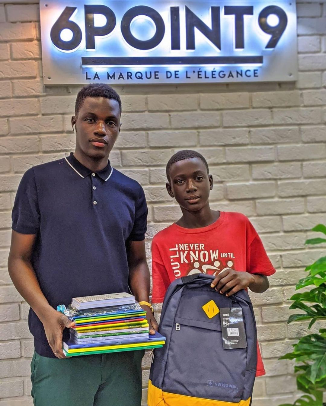 Remise des fournitures scolaires.